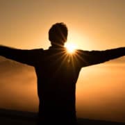 Sonnenaufgang Willkommen heißen Arme ausbreiten