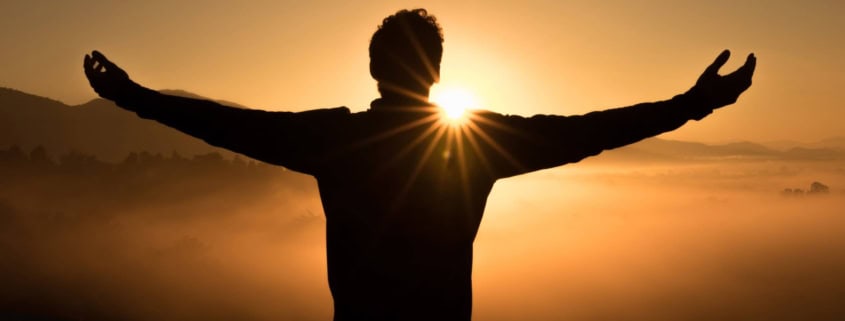 Sonnenaufgang Willkommen heißen Arme ausbreiten