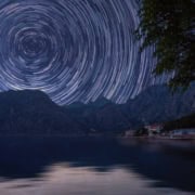 Sternenbahn um Polarstern über Landschaft